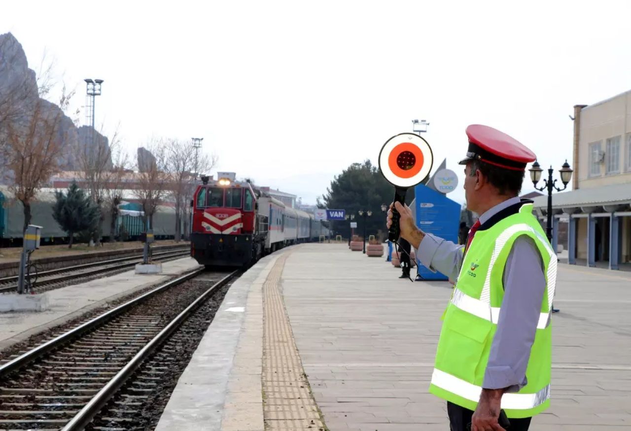 Sınır kapısı doldu taştı! Tren seferleri tekrar başlamıştı! Turistler akın akın Van'a geliyor 2