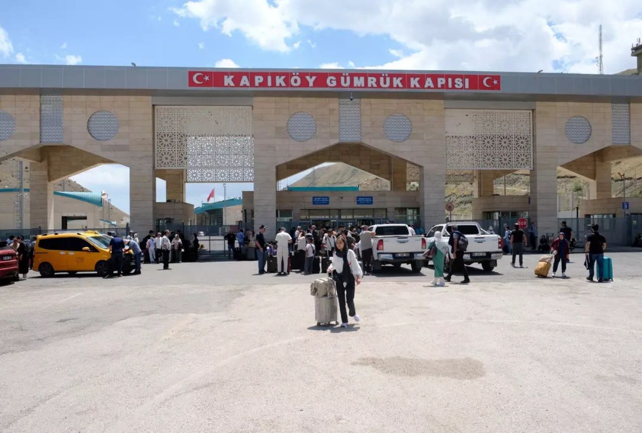 Sınır kapısı doldu taştı! Tren seferleri tekrar başlamıştı! Turistler akın akın Van'a geliyor 3