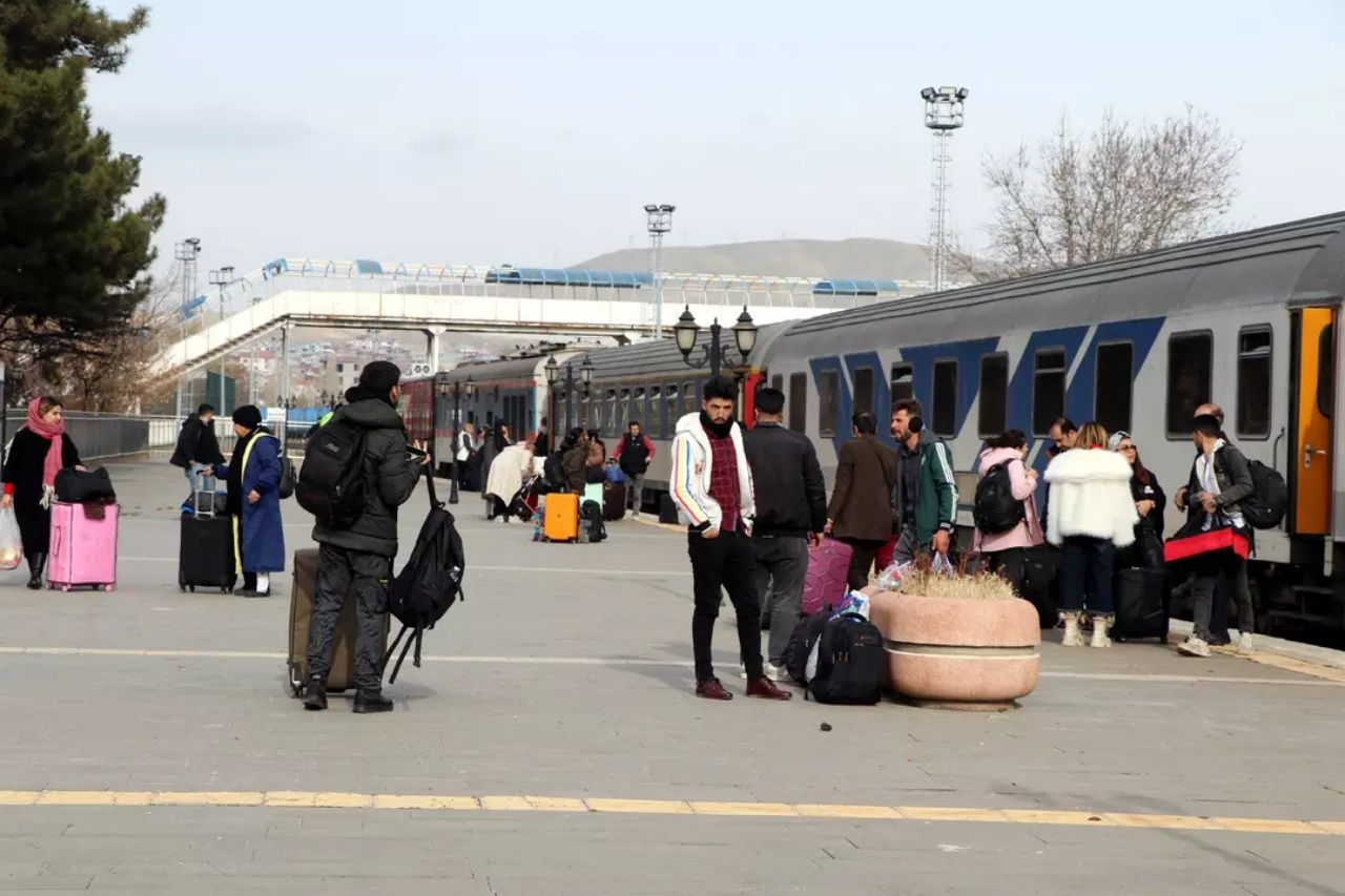 Sınır kapısı doldu taştı! Tren seferleri tekrar başlamıştı! Turistler akın akın Van'a geliyor 4