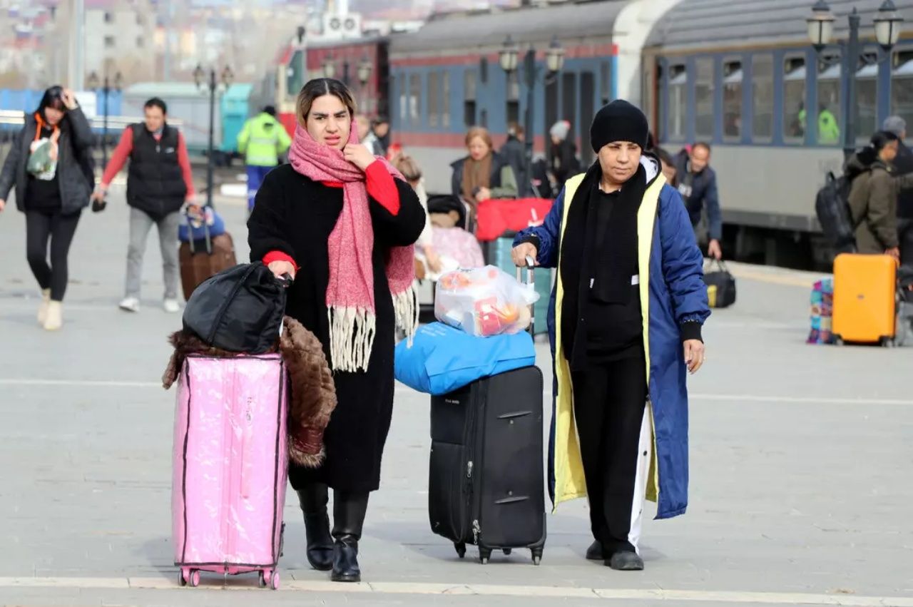 Sınır kapısı doldu taştı! Tren seferleri tekrar başlamıştı! Turistler akın akın Van'a geliyor 5