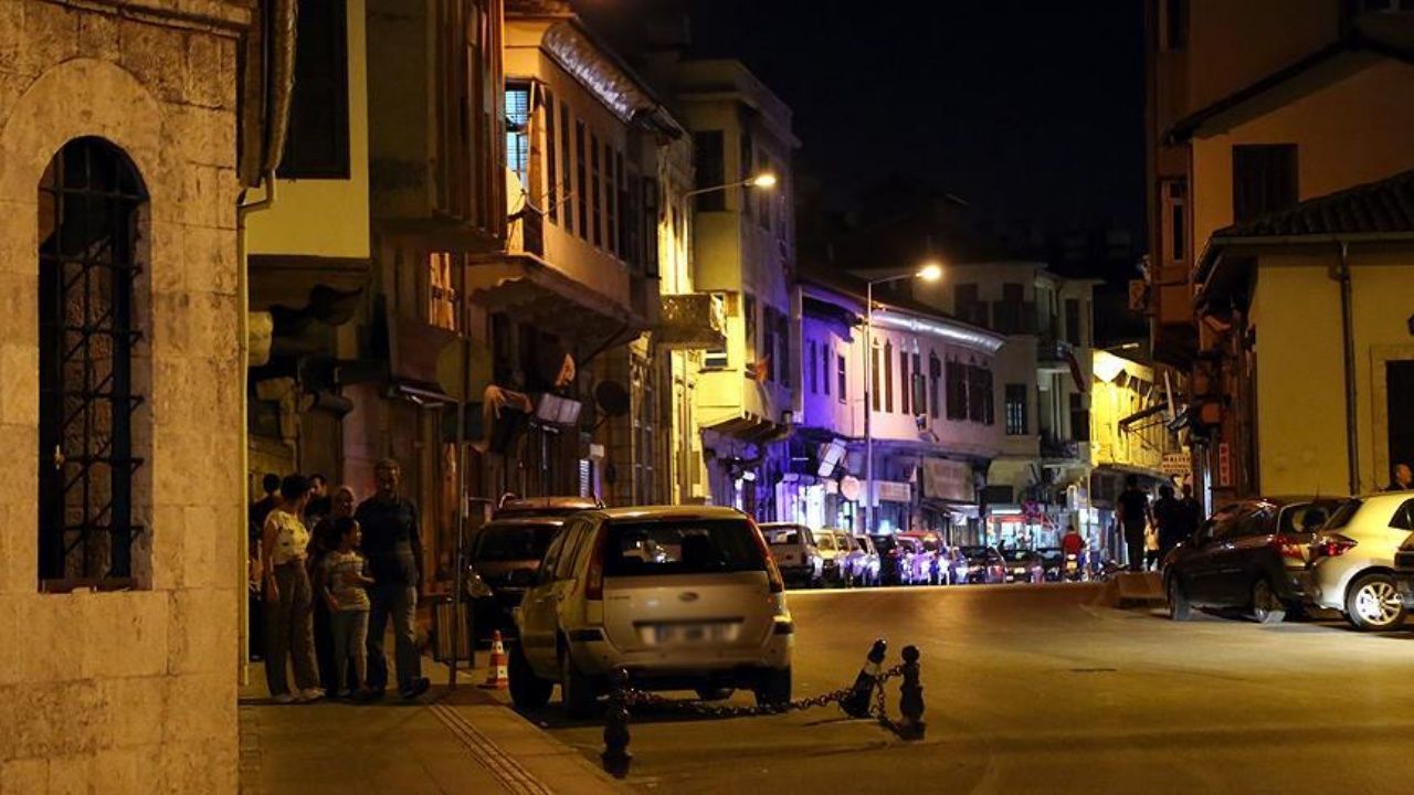 Cumhurbaşkanı Erdoğan ilk ışıkları yarın yakacak! Dünyanın ilk ışıklandırılan caddesi Tarihi Kurtuluş Caddesi yeniden aydınlanıyor 2