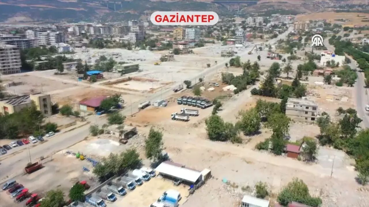 Asrın felaketinde izler asrın inşasıyla siliniyor! Şehirler yeniden ayağa kalkıyor! İşte deprem bölgesinin öncesi ve sonrası... 16
