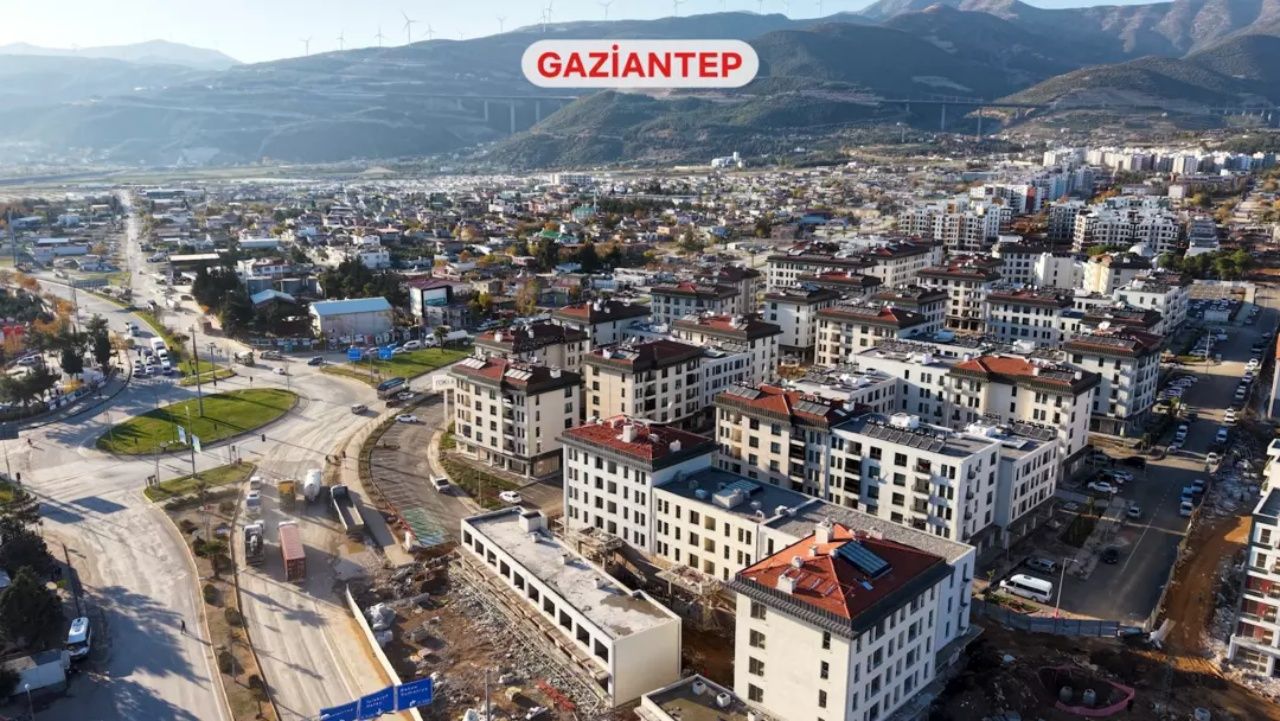Asrın felaketinde izler asrın inşasıyla siliniyor! Şehirler yeniden ayağa kalkıyor! İşte deprem bölgesinin öncesi ve sonrası... 17
