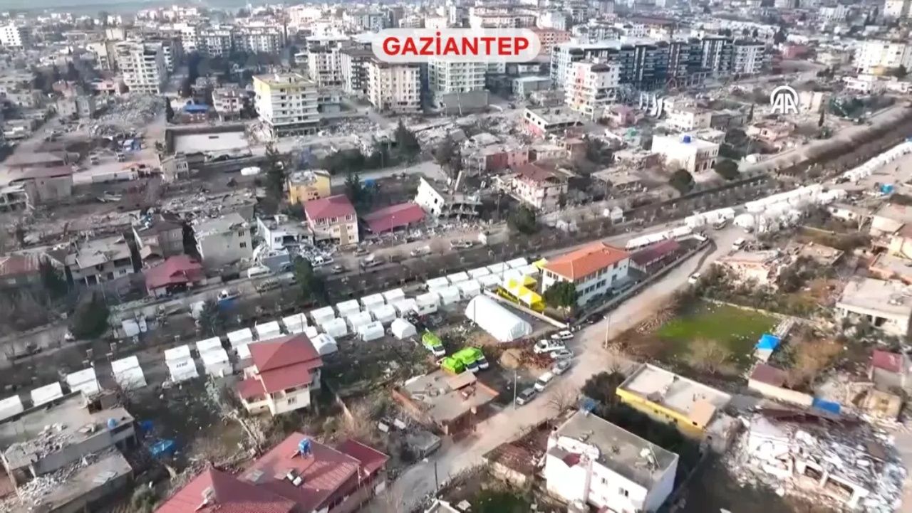 Asrın felaketinde izler asrın inşasıyla siliniyor! Şehirler yeniden ayağa kalkıyor! İşte deprem bölgesinin öncesi ve sonrası... 18