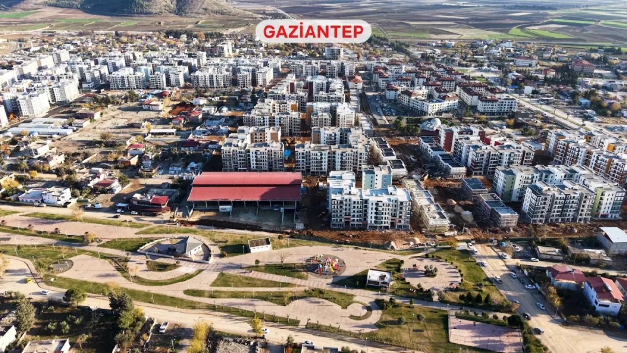 Asrın felaketinde izler asrın inşasıyla siliniyor! Şehirler yeniden ayağa kalkıyor! İşte deprem bölgesinin öncesi ve sonrası... 21