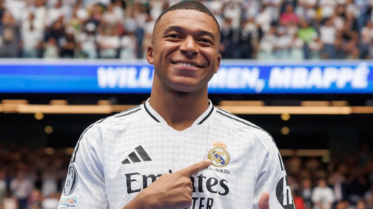 2025 yılının en çok kazanan futbolcuları açıklandı! Cristiano Ronaldo, Lionel Messi'yi yine ikiye katladı: Dudak uçuklatacak çılgın gelir! Tam 280 milyon dolar 8