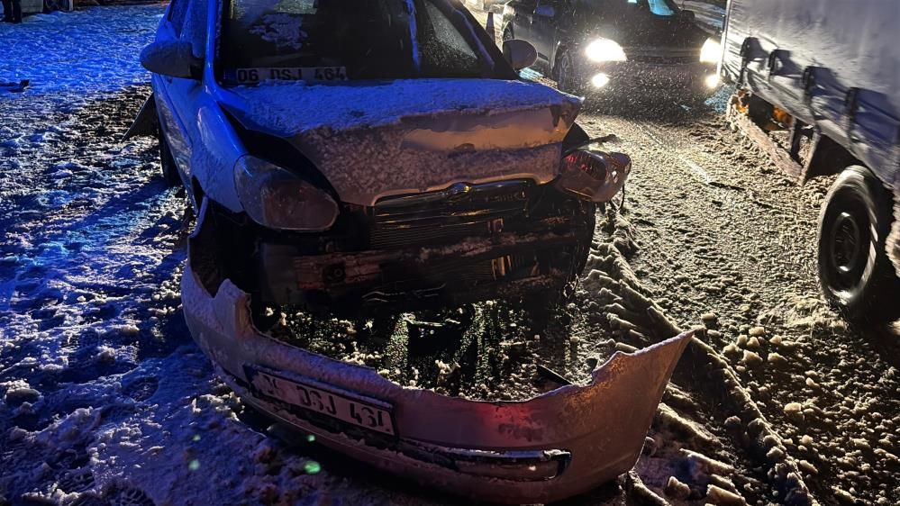 Ortalık savaş alanına döndü: 7 araç birbirine çarptı 4