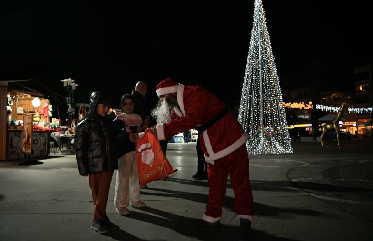 İcralık Kuşadası Belediyesi’nden tepki çeken yılbaşı hamlesi: 52 milyonluk borca rağmen Noel Baba’lı süsleme 2