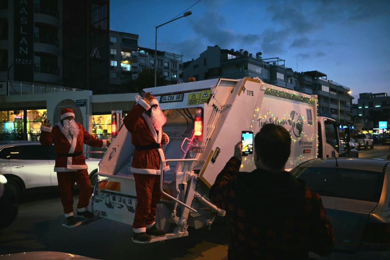 İcralık Kuşadası Belediyesi’nden tepki çeken yılbaşı hamlesi: 52 milyonluk borca rağmen Noel Baba’lı süsleme 3