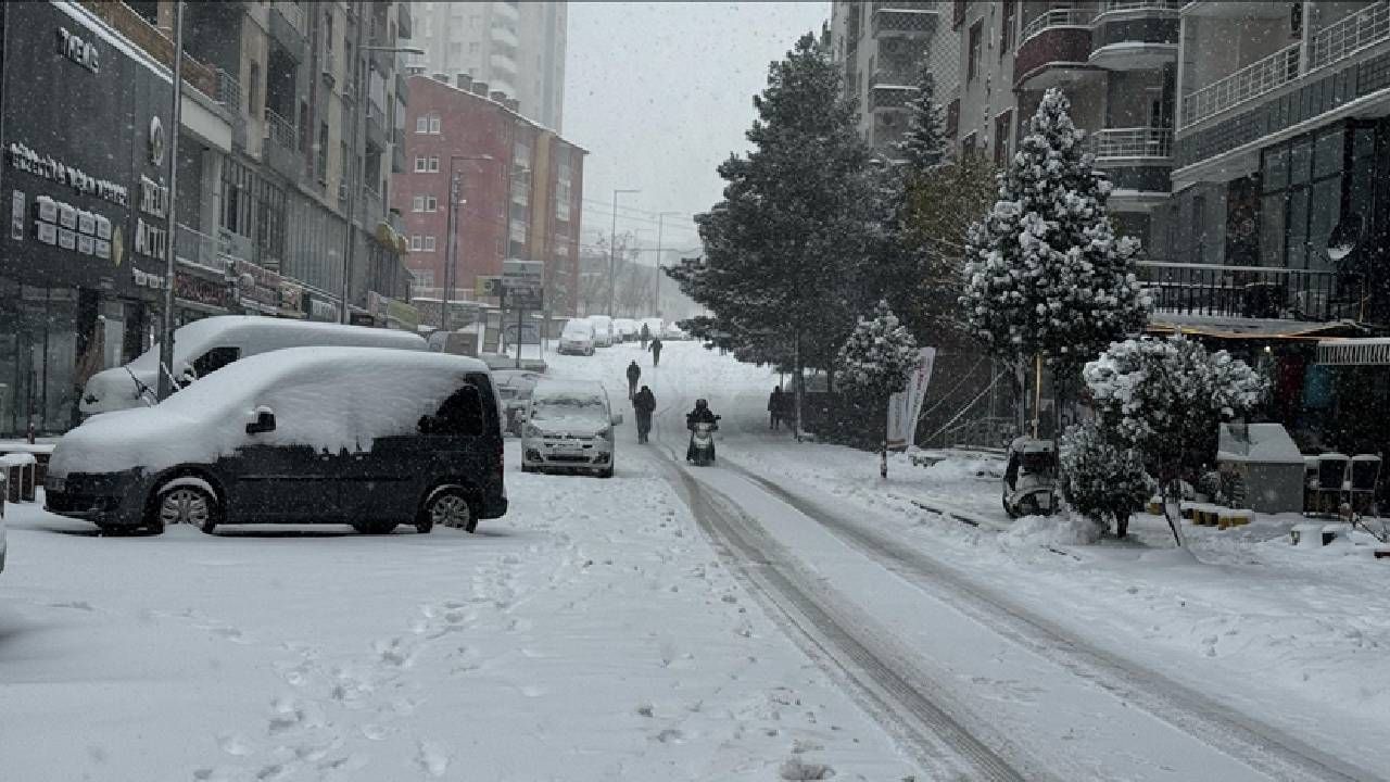 Valilikten kritik duyuru! Bugün İstanbul’da hava bir anda değişiyor: 19 ilçeye akşam saatlerinde kar gelecek 3