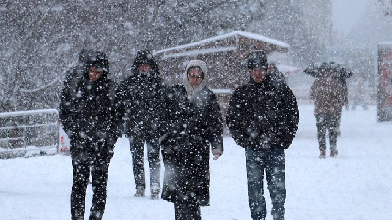 Valilikten kritik duyuru! Bugün İstanbul’da hava bir anda değişiyor: 19 ilçeye akşam saatlerinde kar gelecek 4