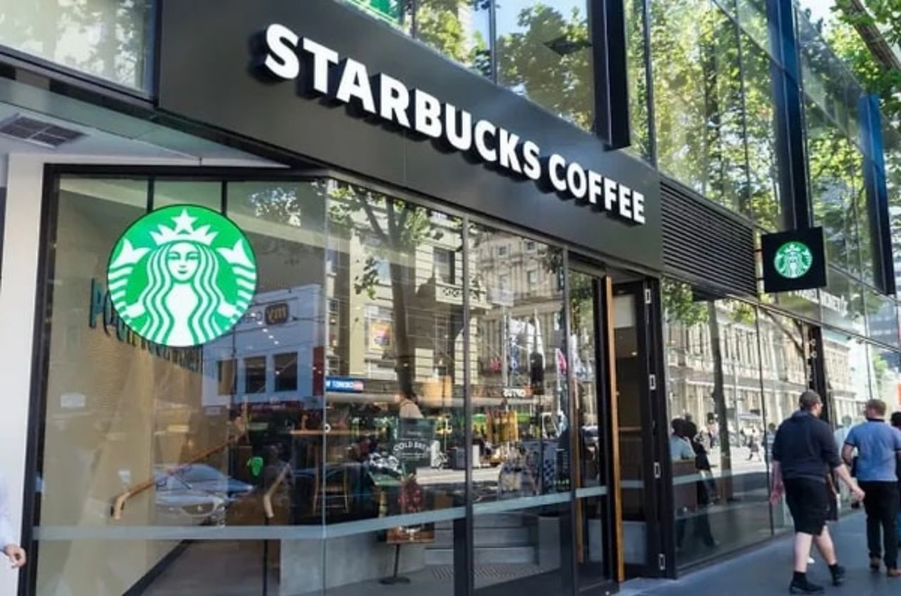 Boykot dalgası Starbucks’ı köşeye sıkıştırdı! Alarm zilleri çalıyor: 400 mağaza kapatıyorlar! 1