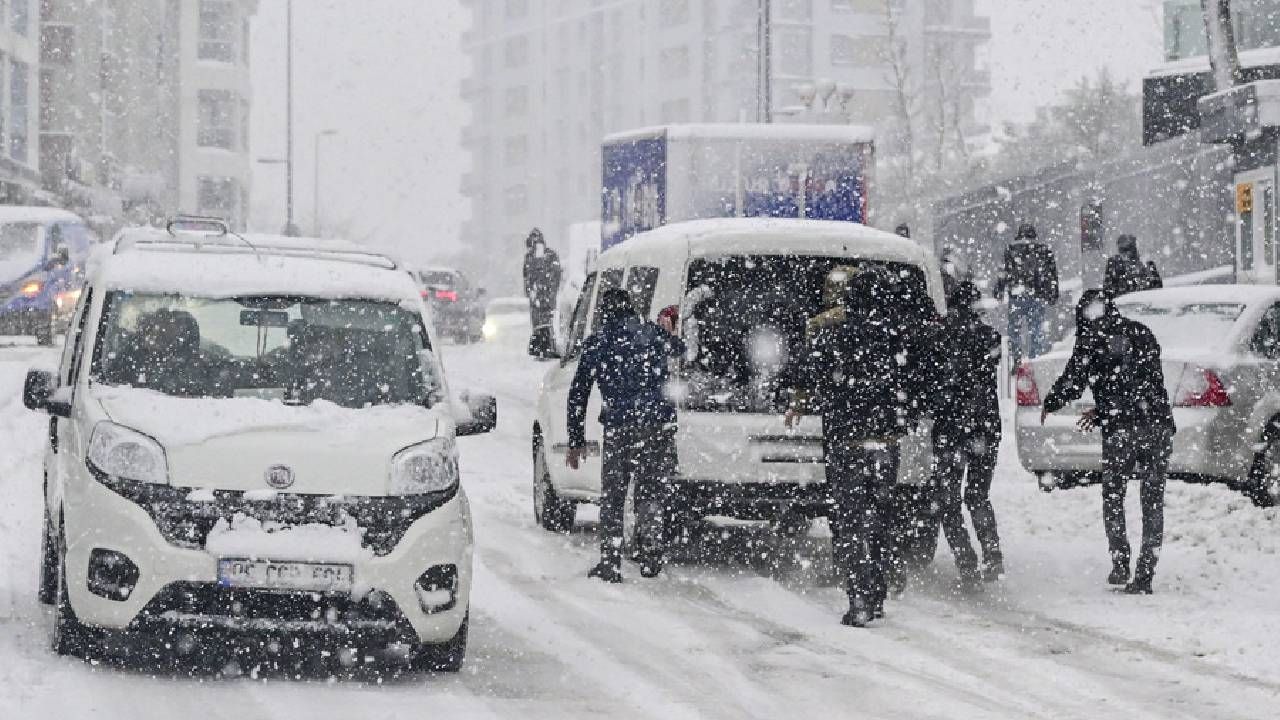 Yılbaşına hava muhalefeti... İstanbul’da kar alarmı! Valilik uyardı: Hangi ilçeler beyaza bürünecek? 4