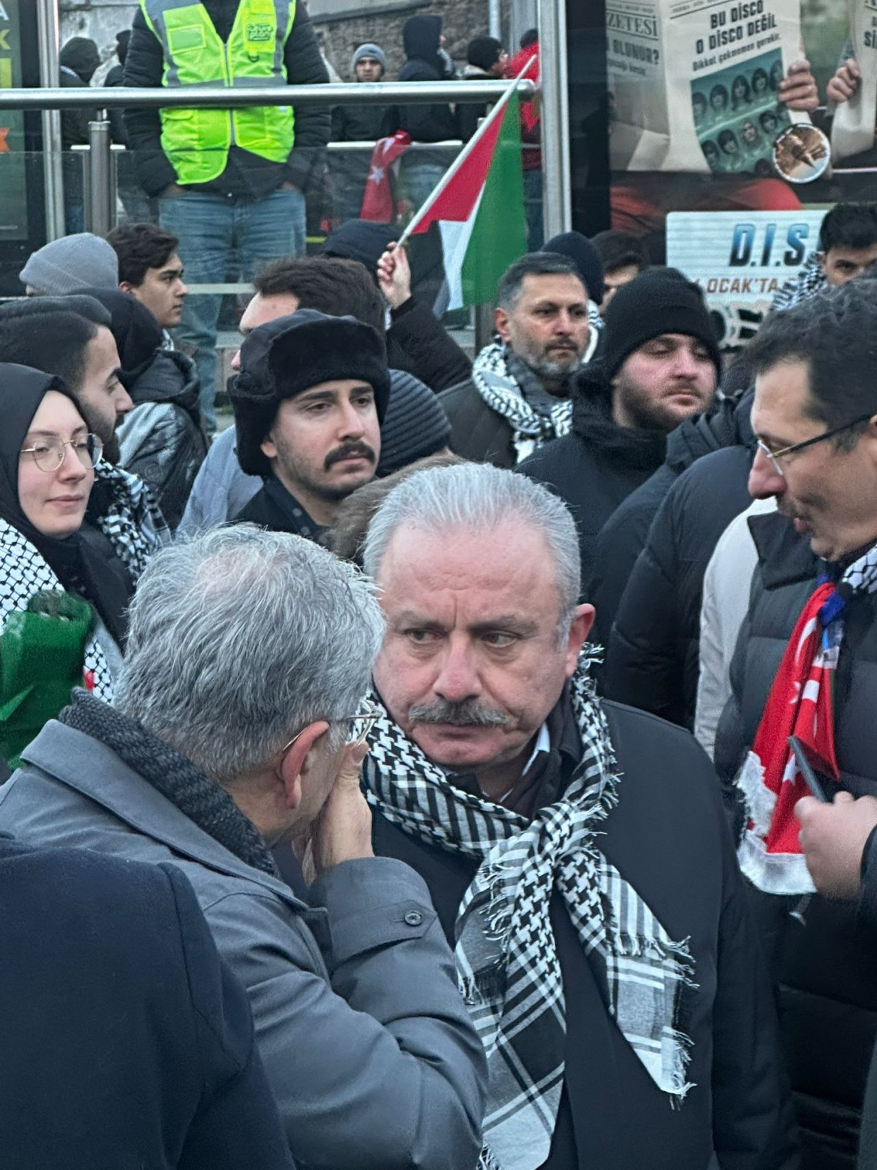 Gazze'nin çığlığı Galata'dan yükseliyor! Binlerce kişi yılın ilk günü İsrail zulmüne 'dur' diyor! Bakanlar da Galata'da... 4