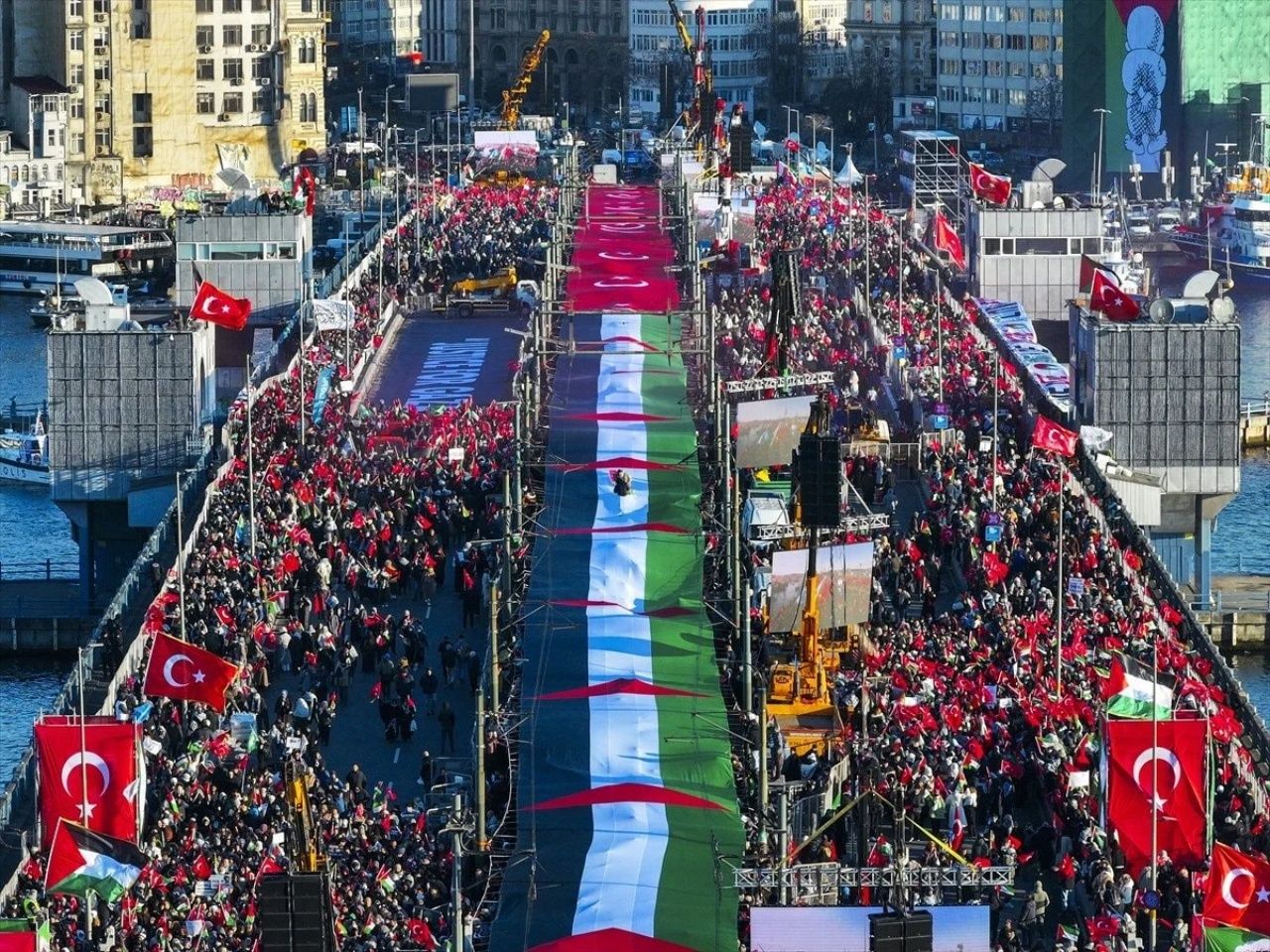 Bilal Erdoğan’dan Galata Köprüsü’nde sert mesaj: Gazze’de yaşanan savaş değil, bilinçli bir soykırımdır! 9