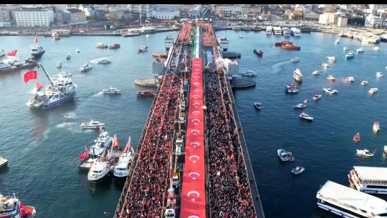 Bilal Erdoğan’dan Galata Köprüsü’nde sert mesaj: Gazze’de yaşanan savaş değil, bilinçli bir soykırımdır! 5