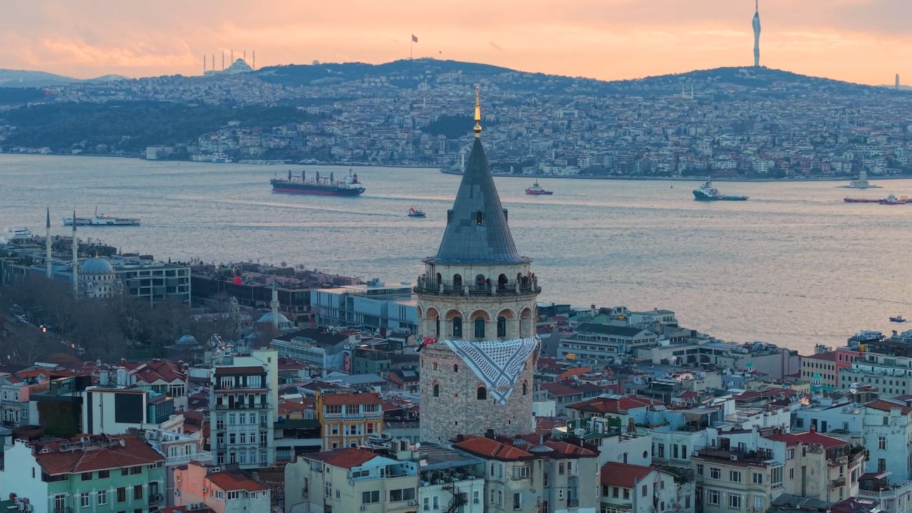 Bilal Erdoğan’dan Galata Köprüsü’nde sert mesaj: Gazze’de yaşanan savaş değil, bilinçli bir soykırımdır! 7