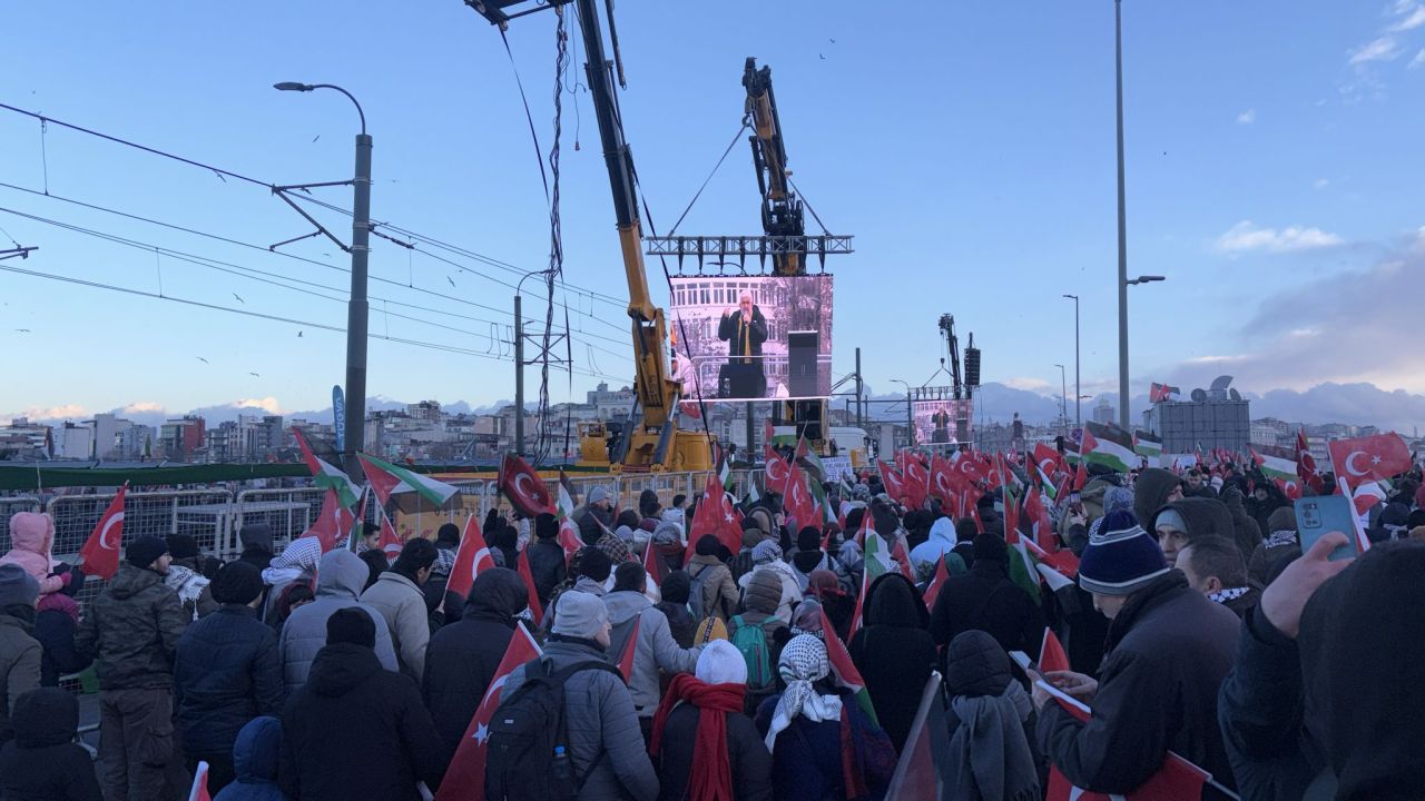 Bilal Erdoğan’dan Galata Köprüsü’nde sert mesaj: Gazze’de yaşanan savaş değil, bilinçli bir soykırımdır! 8