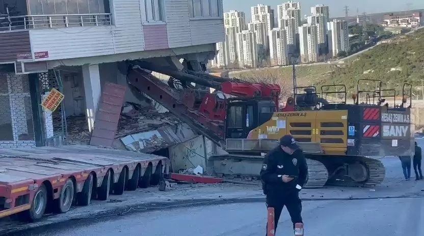 Başakşehir’de kontrolden çıkan TIR dehşet saçtı: Yokuştan kayan araç otomobilleri biçti, binaya çarptı! 3