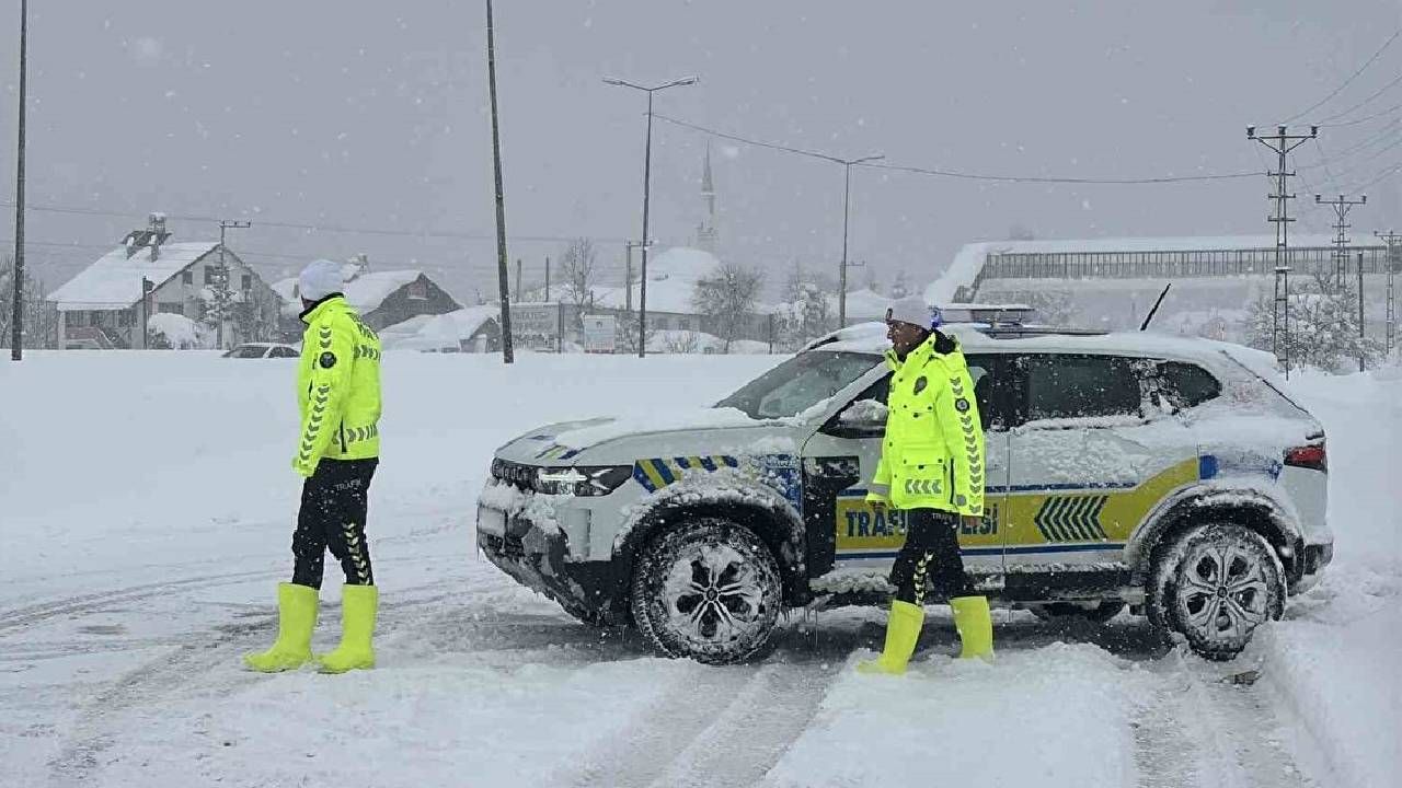 AKOM uyardı... Soğuk hava alarmı! Kar yağışı trafiği felç etti: “Hafif başlayıp kuvvetlenecek" 5