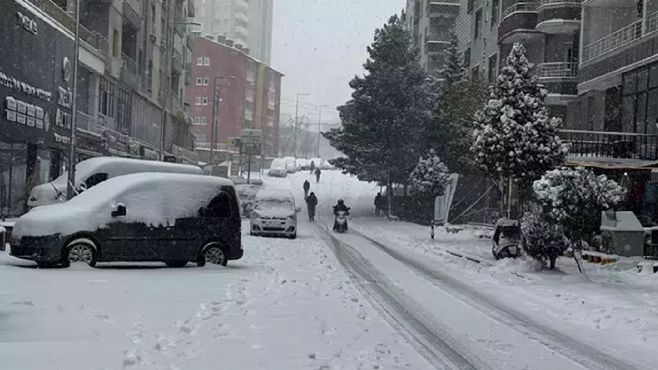 AKOM uyardı... Soğuk hava alarmı! Kar yağışı trafiği felç etti: “Hafif başlayıp kuvvetlenecek" 1