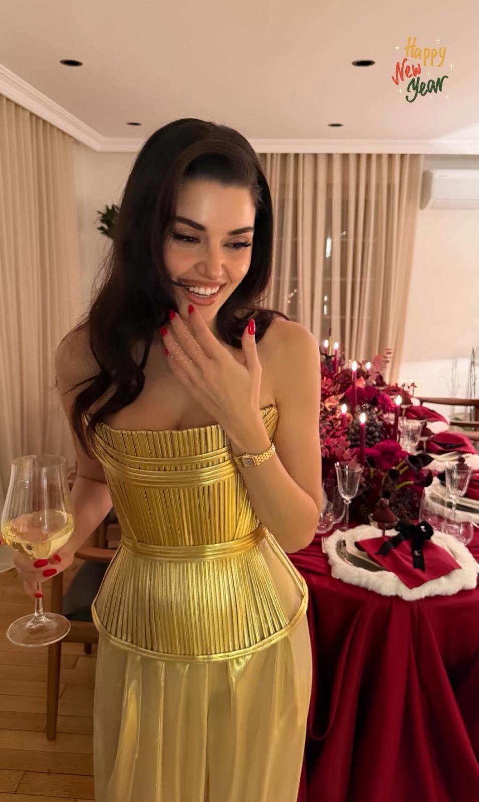 Yılbaşı kombini beğenilmedi! Hande Erçel, altın renkli kostümüyle sosyal medyanın diline düştü! 2
