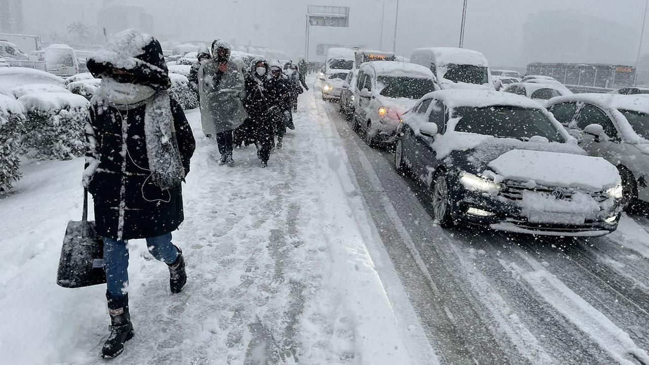Sosyal medyada gündem oldu! İstanbul'da okulların tatil edilmesi için Vali Gül'e çağrı 8