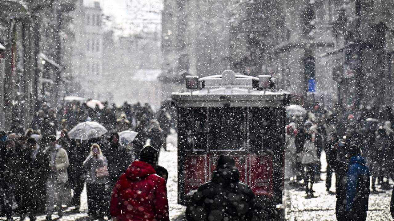 İstanbul’da kış ayarı bozuldu... Lodos geliyor, çatılar uçacak! Kar ve fırtına hayatı felç edecek 1