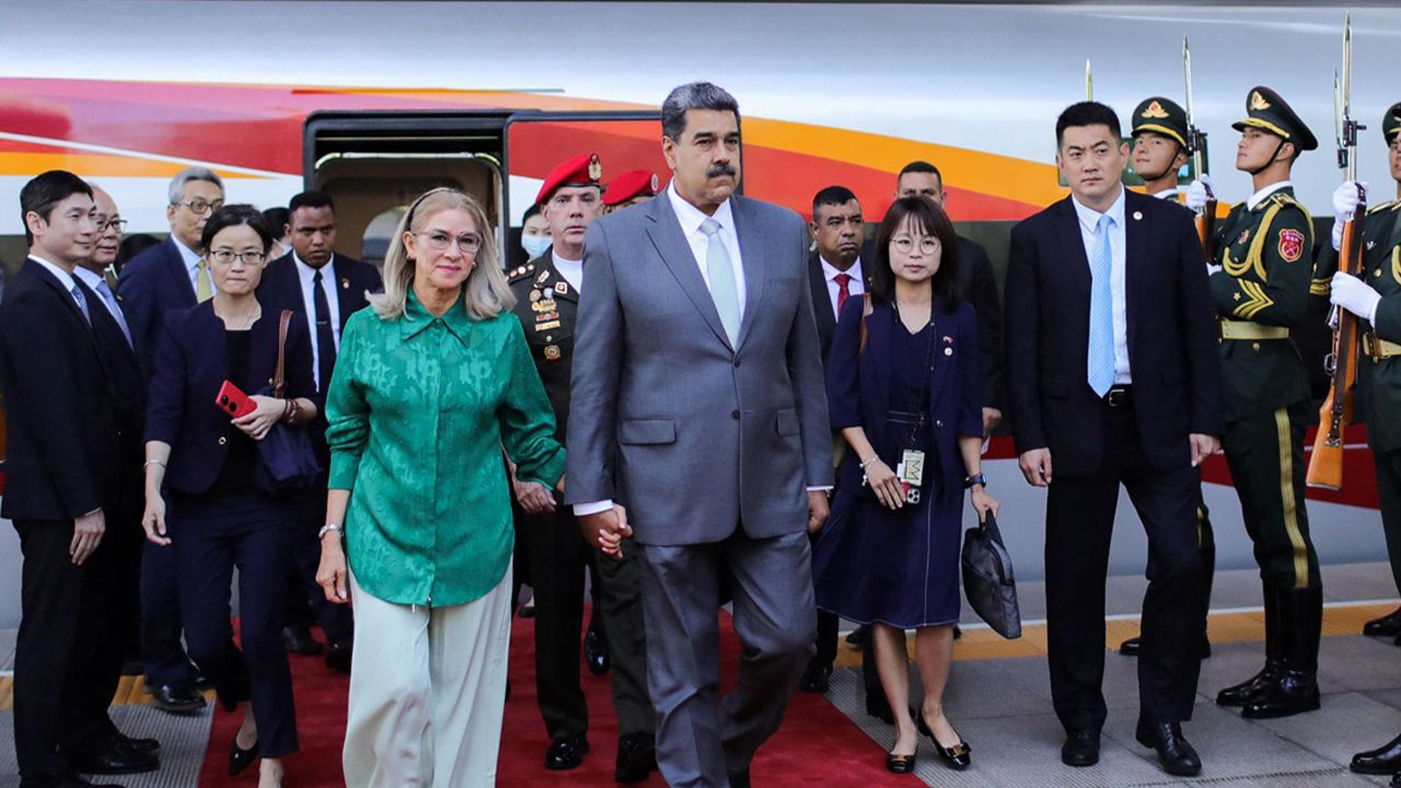 Maduro ve eşi yatak odasından sürüklenerek çıkarıldı 9