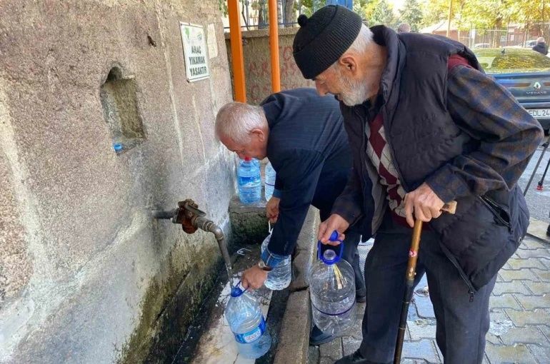 Ankara’da su çilesi çığrından çıktı! Vatandaş çeşmelerden su taşıyor... Mansur Yavaş neden hala sessiz? 9