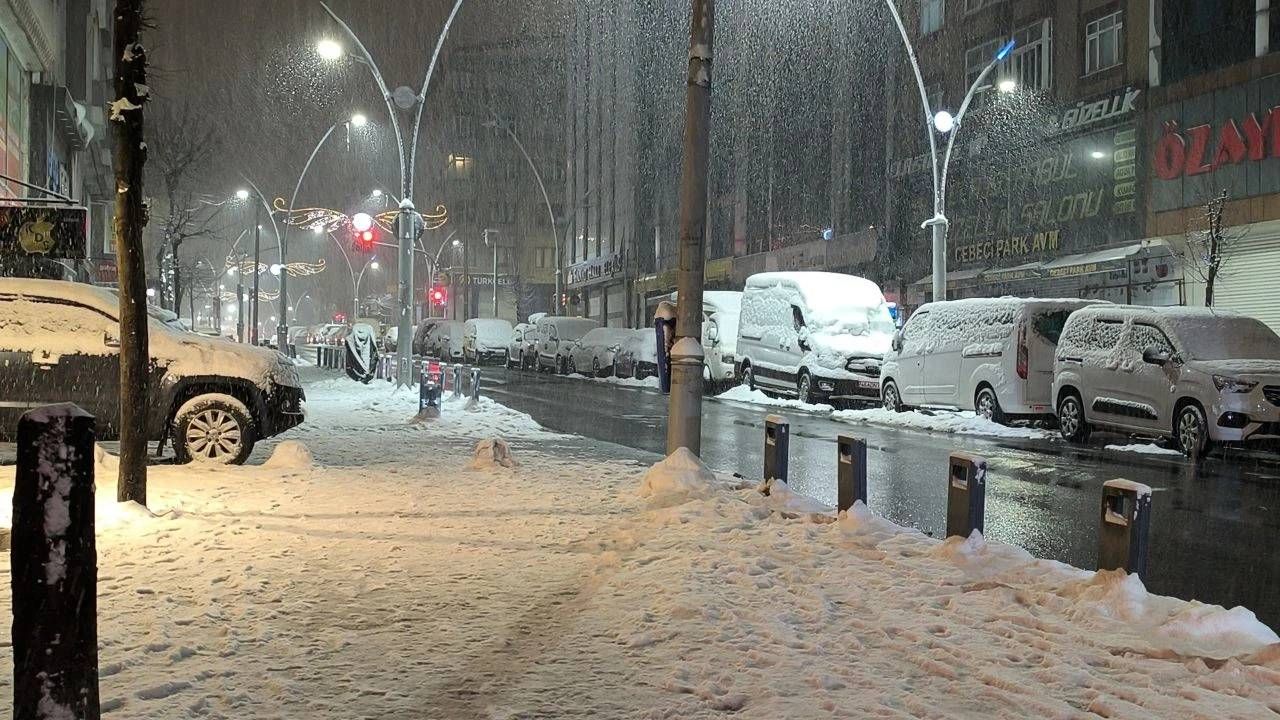 Meteoroloji tarih verdi... Türkiye’de kış geri dönüyor! 50 ilde lapa lapa kar yağacak 4