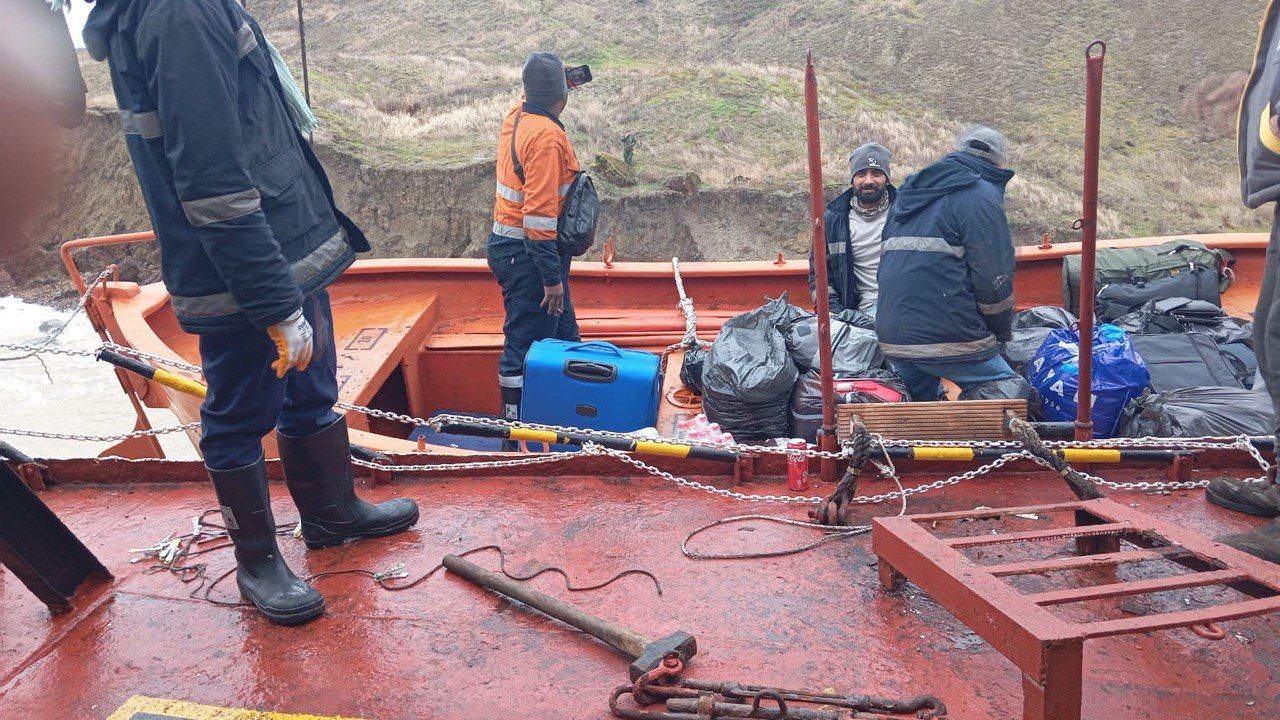 Karadeniz'de sürüklenen Türk gemisi Kerç Boğazı’nda karaya oturdu! Mürettebat tahliye edildi 2