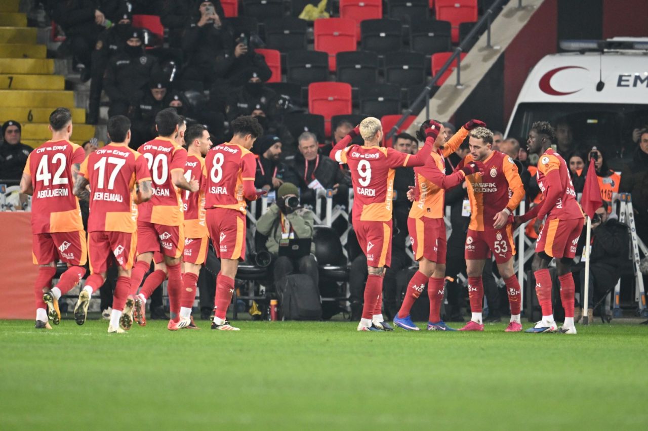 Galatasaray'ın ismini sır gibi sakladığı yeni transferi canlı yayında açıkladı ve tarih verdi: "40 milyon euro bonservisi var ve Premier Lig'de oynuyor" 3