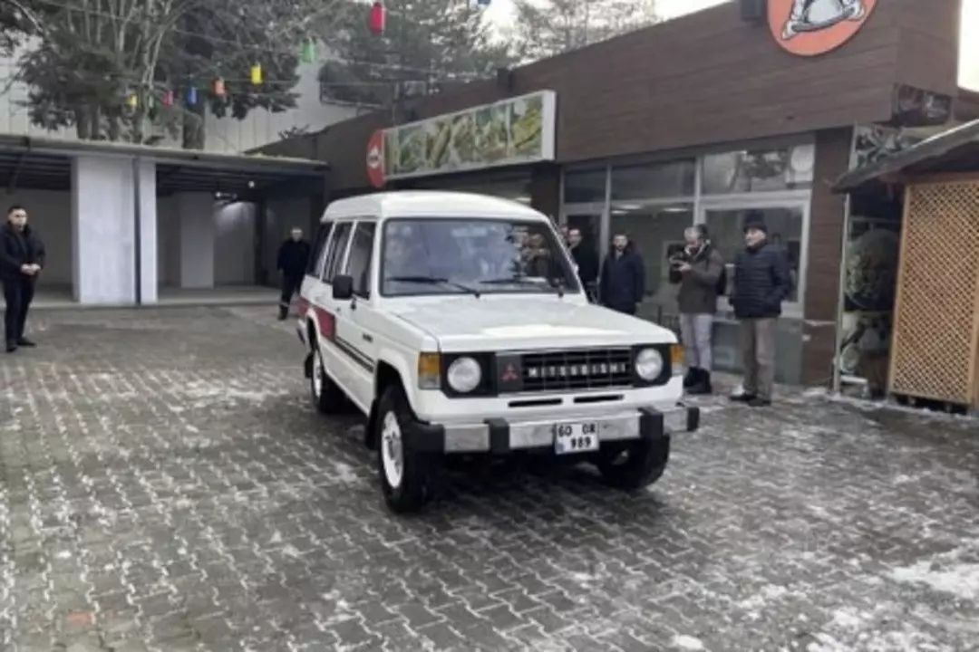 Babadan oğula bir vefa hikayesi... Efsane Vali Recep Yazıcıoğlu’nun makam aracını oğlu Mehmet Kemal Yazıcıoğlu satın aldı! Şimdi belediye hizmetinde... 1