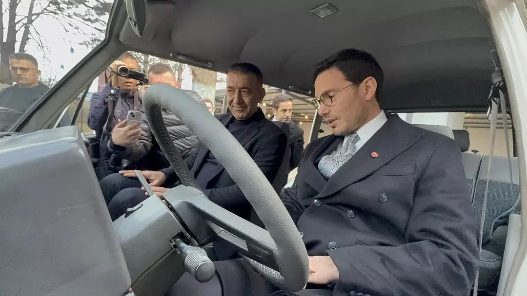 Babadan oğula bir vefa hikayesi... Efsane Vali Recep Yazıcıoğlu’nun makam aracını oğlu Mehmet Kemal Yazıcıoğlu satın aldı! Şimdi belediye hizmetinde... 6