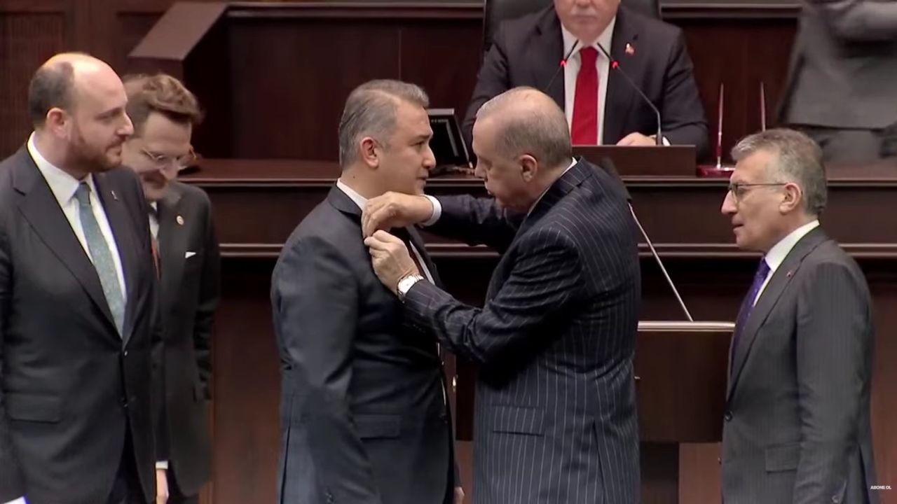 Partilerinden istifa eden 3 milletvekili AK Parti’ye katıldı, rozetleri Cumhurbaşkanı Erdoğan bizzat taktı 4