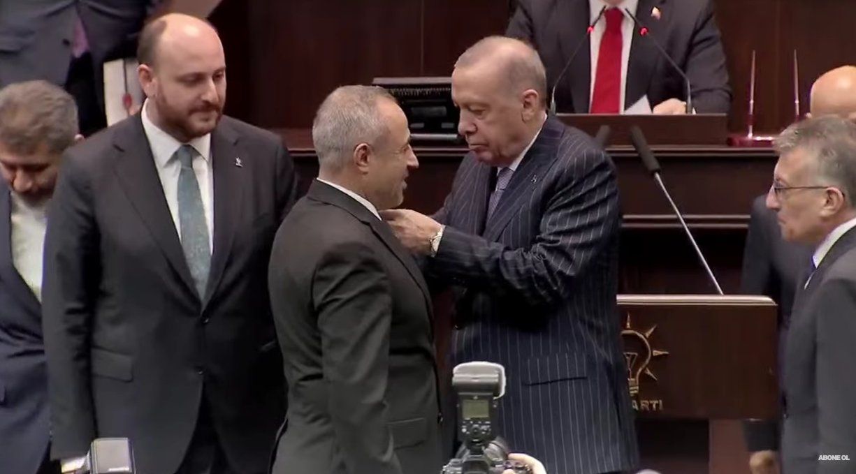 Partilerinden istifa eden 3 milletvekili AK Parti’ye katıldı, rozetleri Cumhurbaşkanı Erdoğan bizzat taktı 5