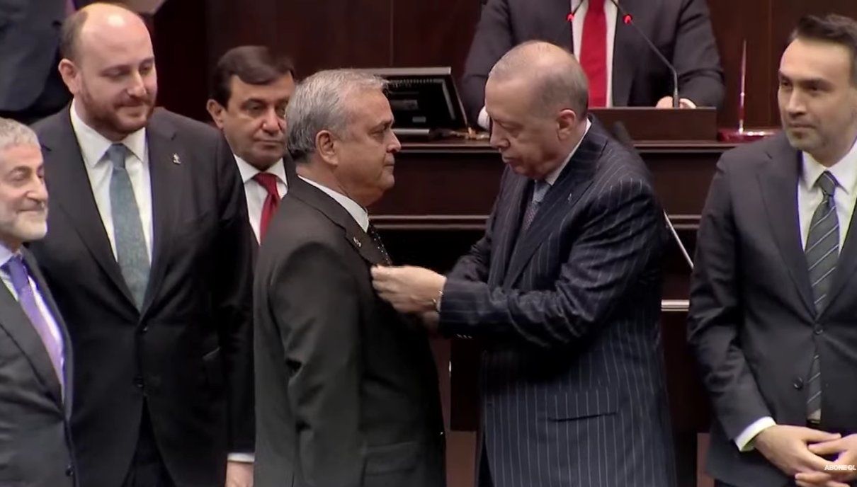 Partilerinden istifa eden 3 milletvekili AK Parti’ye katıldı, rozetleri Cumhurbaşkanı Erdoğan bizzat taktı 1
