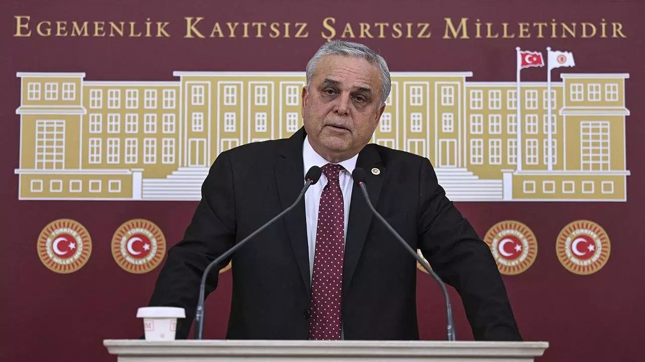 Partilerinden istifa eden 3 milletvekili AK Parti’ye katıldı, rozetleri Cumhurbaşkanı Erdoğan bizzat taktı 3