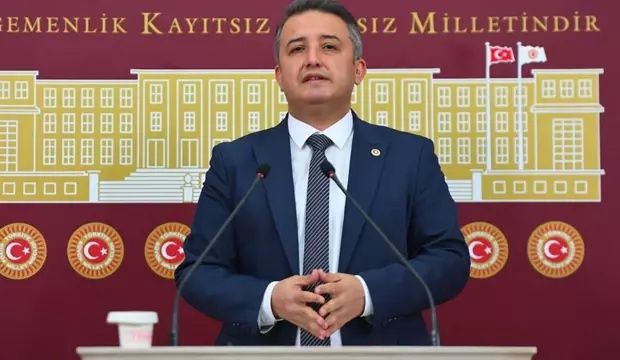 Partilerinden istifa eden 3 milletvekili AK Parti’ye katıldı, rozetleri Cumhurbaşkanı Erdoğan bizzat taktı 6