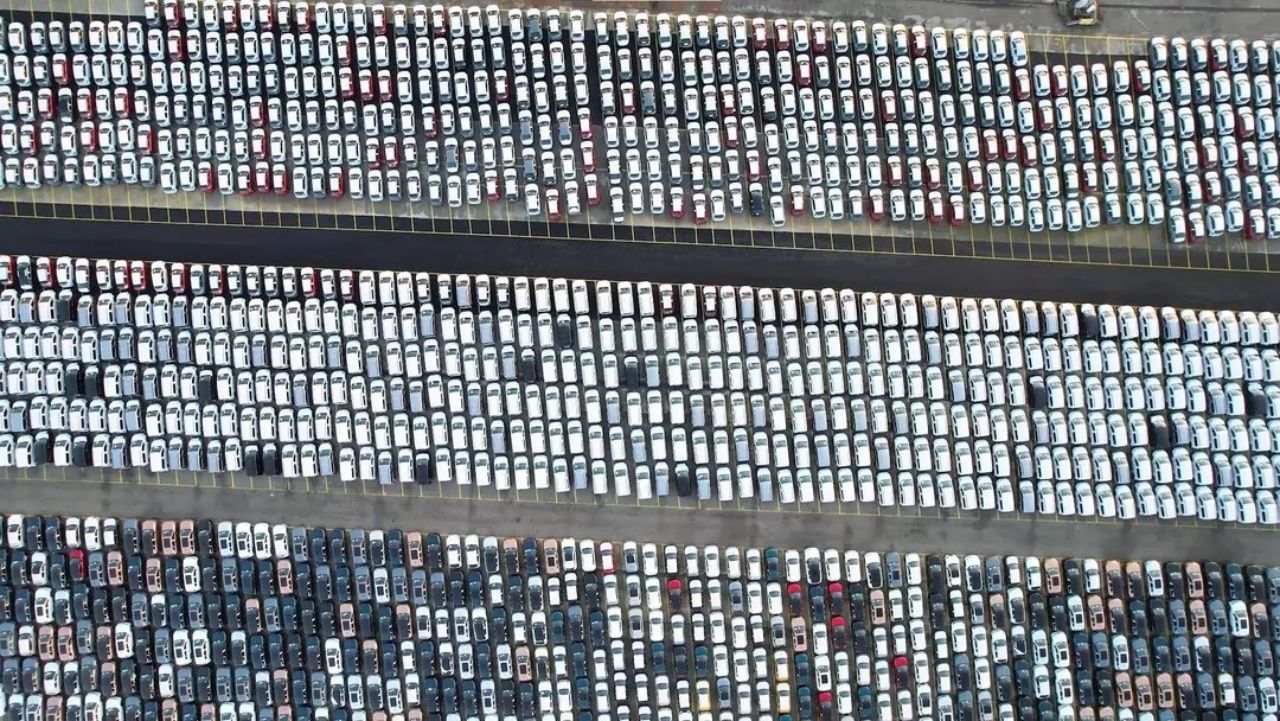 Fiyatlarda düşüş sinyali mi? Haydarpaşa Limanı binlerce adet 0 otomobille doldu taştı 1