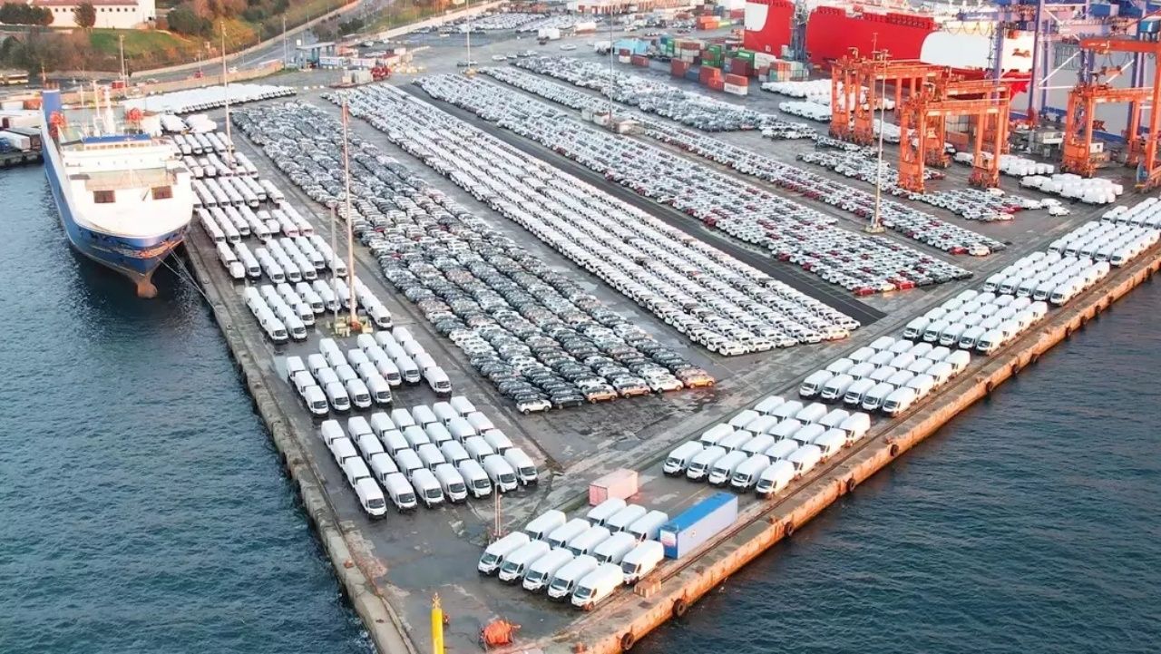 Fiyatlarda düşüş sinyali mi? Haydarpaşa Limanı binlerce adet 0 otomobille doldu taştı 4