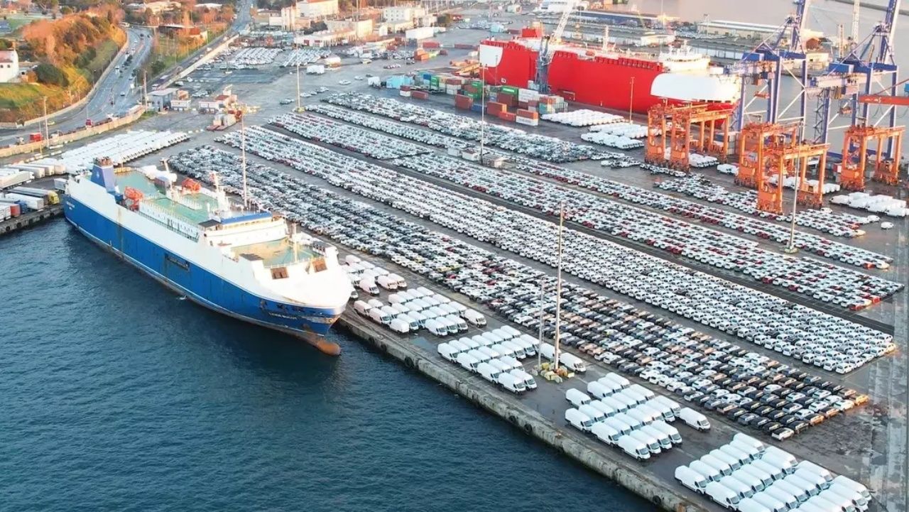 Fiyatlarda düşüş sinyali mi? Haydarpaşa Limanı binlerce adet 0 otomobille doldu taştı 2