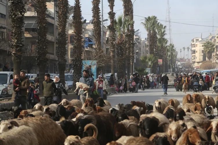 YPG saldırdı, Suriye ordusu vurdu! Halep'te neler oluyor? SDG’ye karşı sınırlı askeri operasyon başladı, siviller tahliye edildi 4