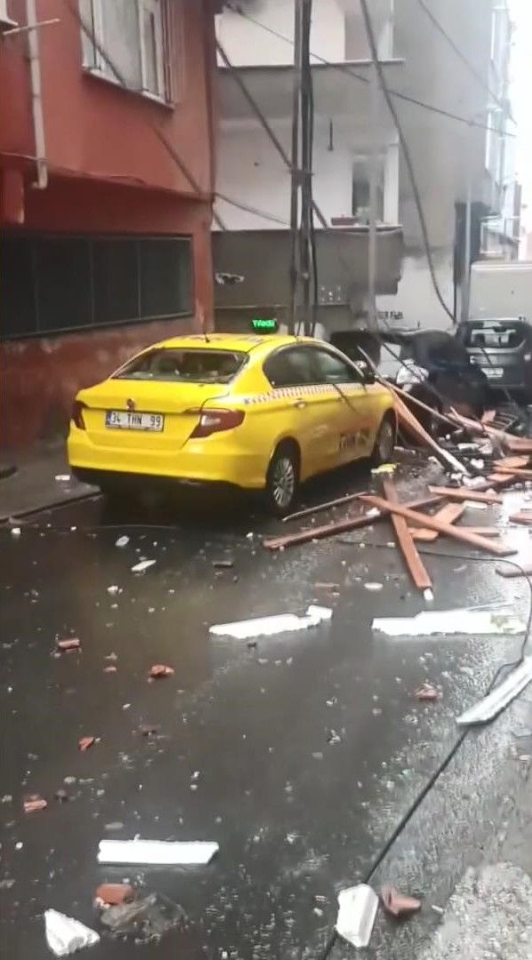 Fırtına İstanbul’u yıktı geçti! Lodos yerle bir etti: Sokaklar göle döndü, can pazarı yaşandı 1