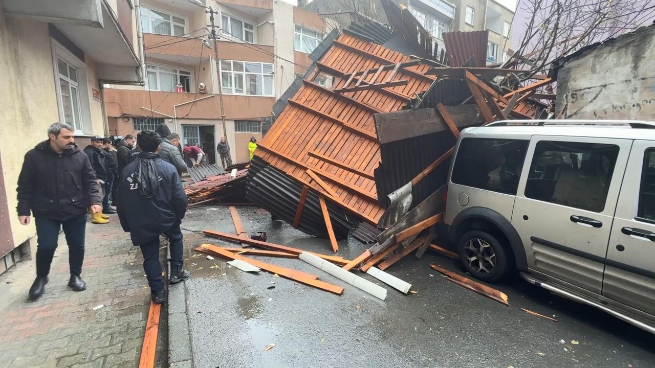 Fırtına İstanbul’u yıktı geçti! Lodos yerle bir etti: Sokaklar göle döndü, can pazarı yaşandı 3