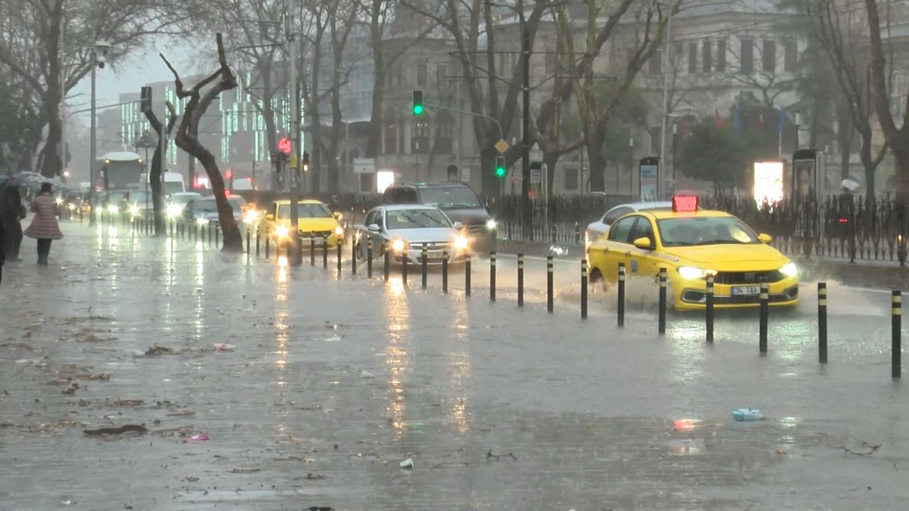 Fırtına İstanbul’u yıktı geçti! Lodos yerle bir etti: Sokaklar göle döndü, can pazarı yaşandı 5