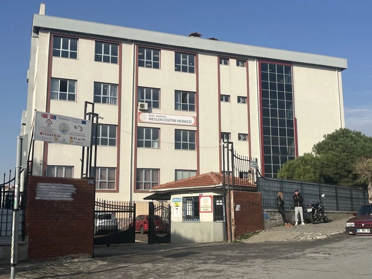 Kız öğrencileri ders saatinde evinde temizlik yaptıran öğretmen 'insan ticareti'nden gözaltına alındı! 3
