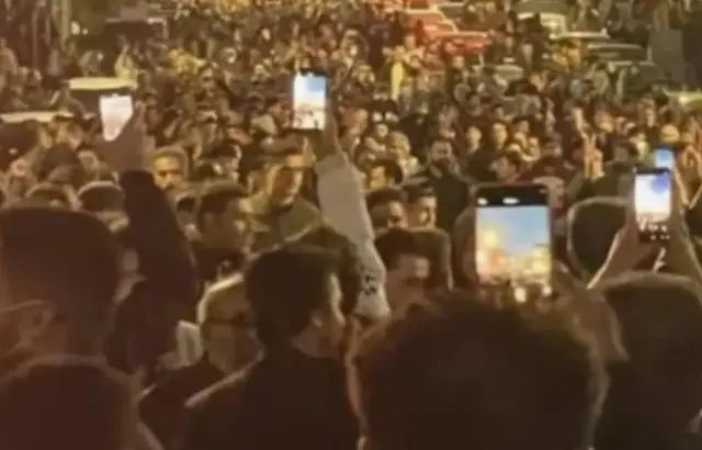 İran’da isyan büyüyor: İnternetin fişi çekildi, ölü sayısı 42’ye çıktı, protestocular hükümet binasını ateşe verdi! 7