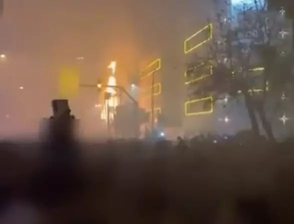 İran’da isyan büyüyor: İnternetin fişi çekildi, ölü sayısı 42’ye çıktı, protestocular hükümet binasını ateşe verdi! 6